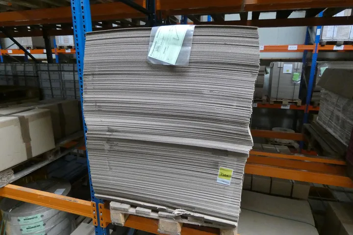 Konvolut Zuschnitt B-Welle braun 1120x920 beidseitig Schrenz Umfang: Palette mit Inhalt